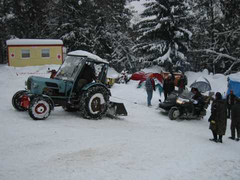 Traktor muss Gespann abschleppen